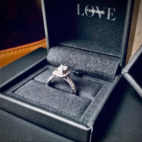 Vera wang designer ring 1 1/3 carrot emerald cut - Picture 4 of 6